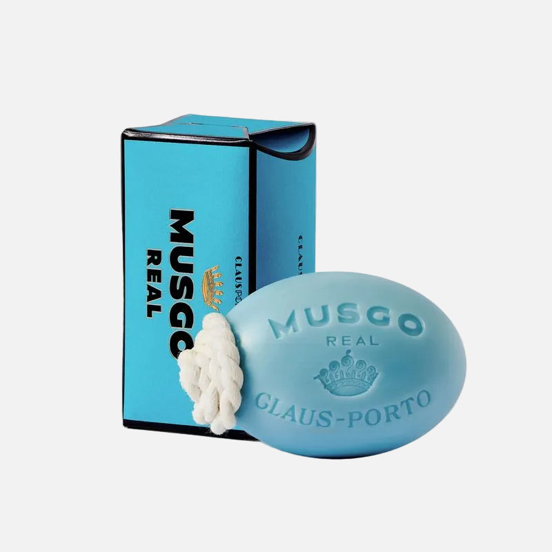 Blue bar of soap with 'Musgo Real' branding and a matching box on a white background
