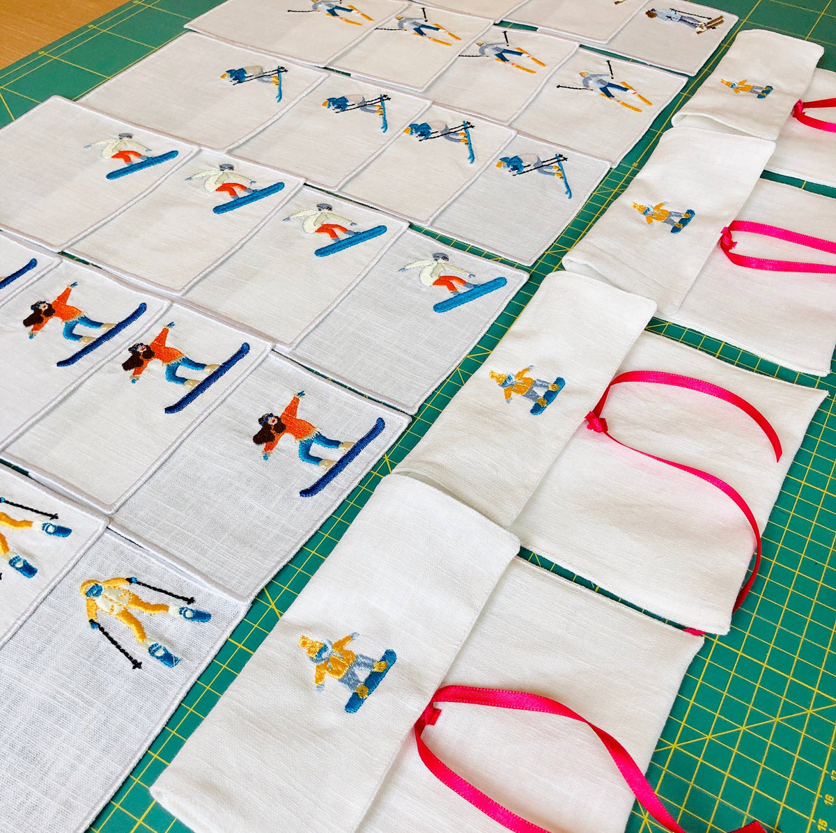 Winter Sport Skiers Linen Cocktail Napkins - Set of 4/6: 4 napkins