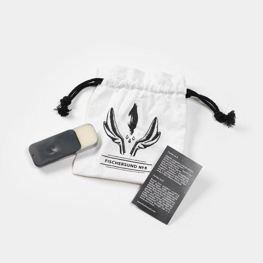 Fischer Sund M8 product with drawstring bag and card on a white background