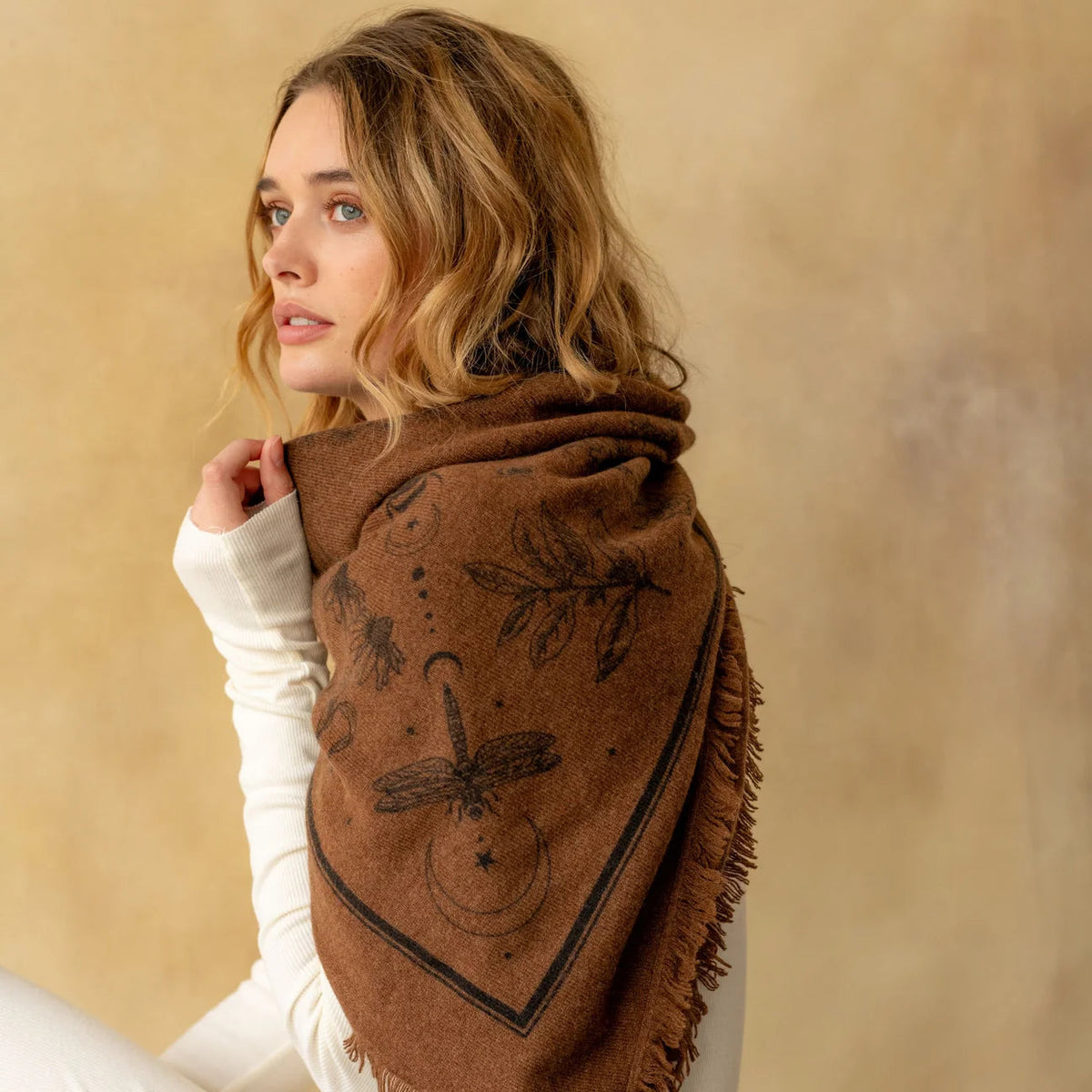 Model wearing the FREYA Gaia Cashmere Bandana in Mocha/Black over her shoulder