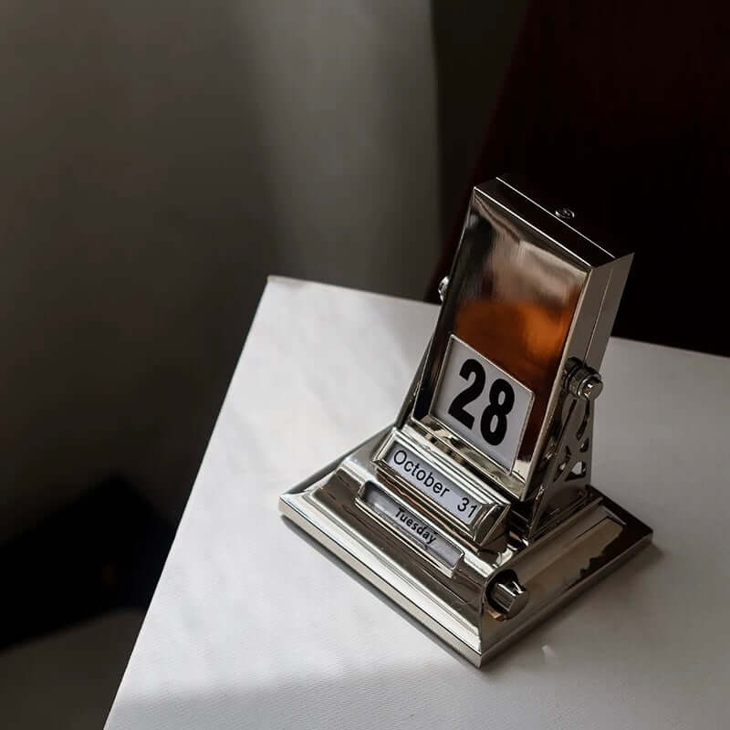 Rotating desk calendar, metallic finish, 7 x 8 x 10.5 cm