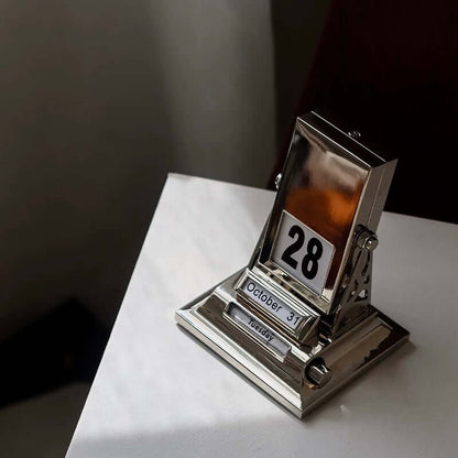 Rotating desk calendar, metallic finish, 7 x 8 x 10.5 cm